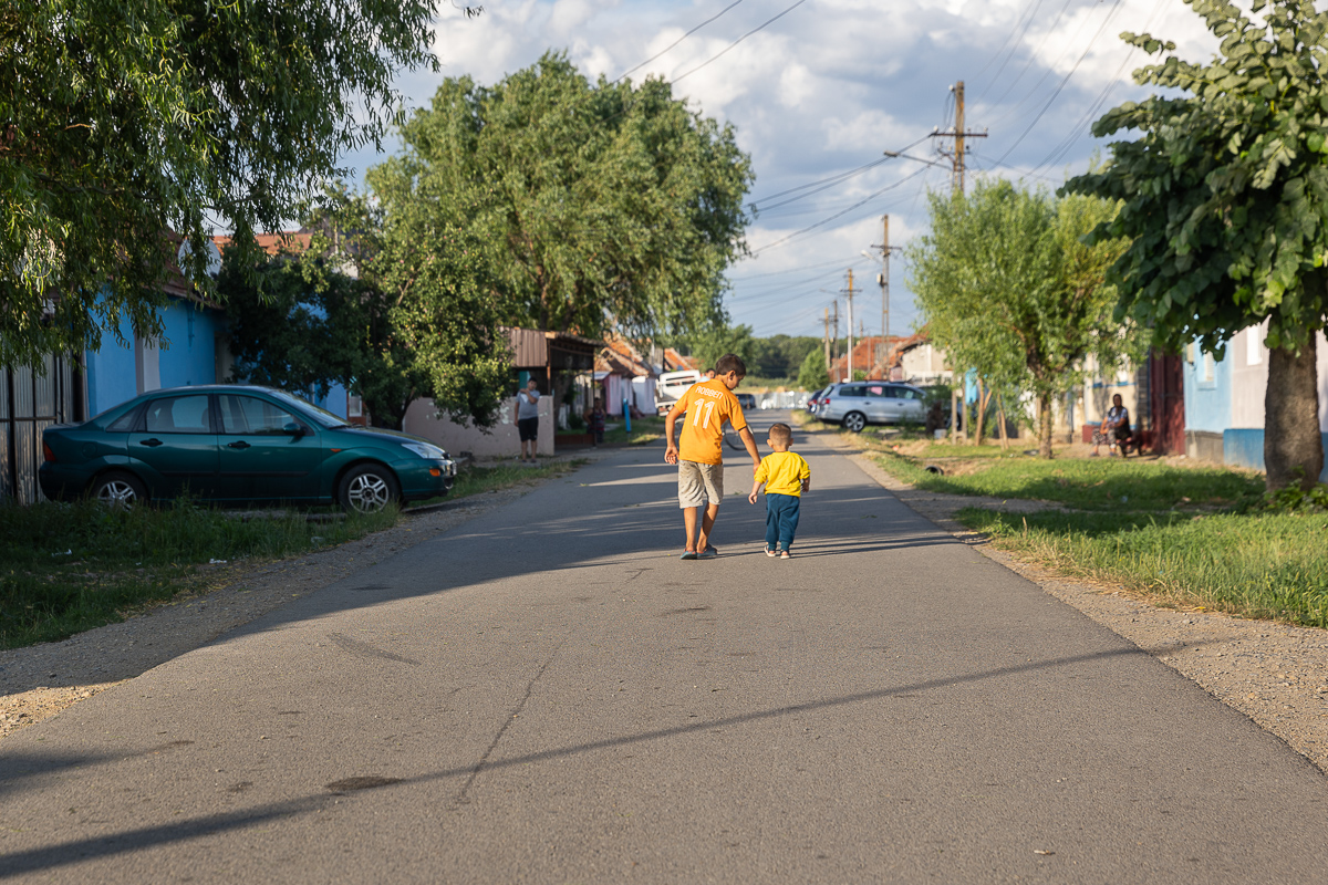Mărturiile angajatelor plătite cu 2.700 de lei pe lună de Viorel Pașca: „A ajutat pe toată lumea! Şi pe noi, că am mai avut unde lucra!”