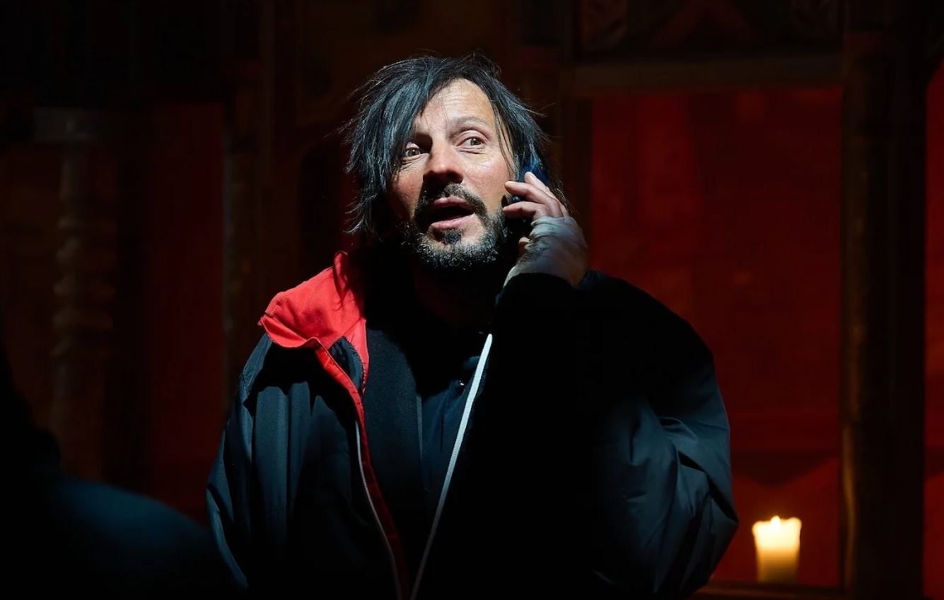 Melodia cântată de oameni când îl văd pe Bogdan Farcaș pe stradă. Actorul e cunoscut de toată țara drept Ciomag din „Clanul”