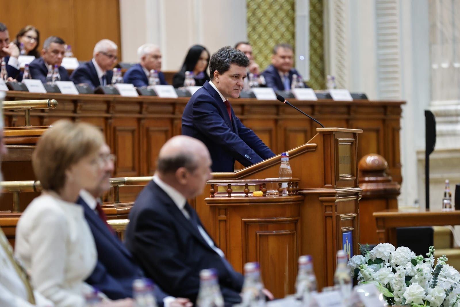 Nicușor Dan arată încă din prima zi că va fi președinte-jucător. Detalii surprinse la ceremonia de învestire: de la buna-dispoziție a lui Băsescu la încolonarea clasei politice | Reportaj