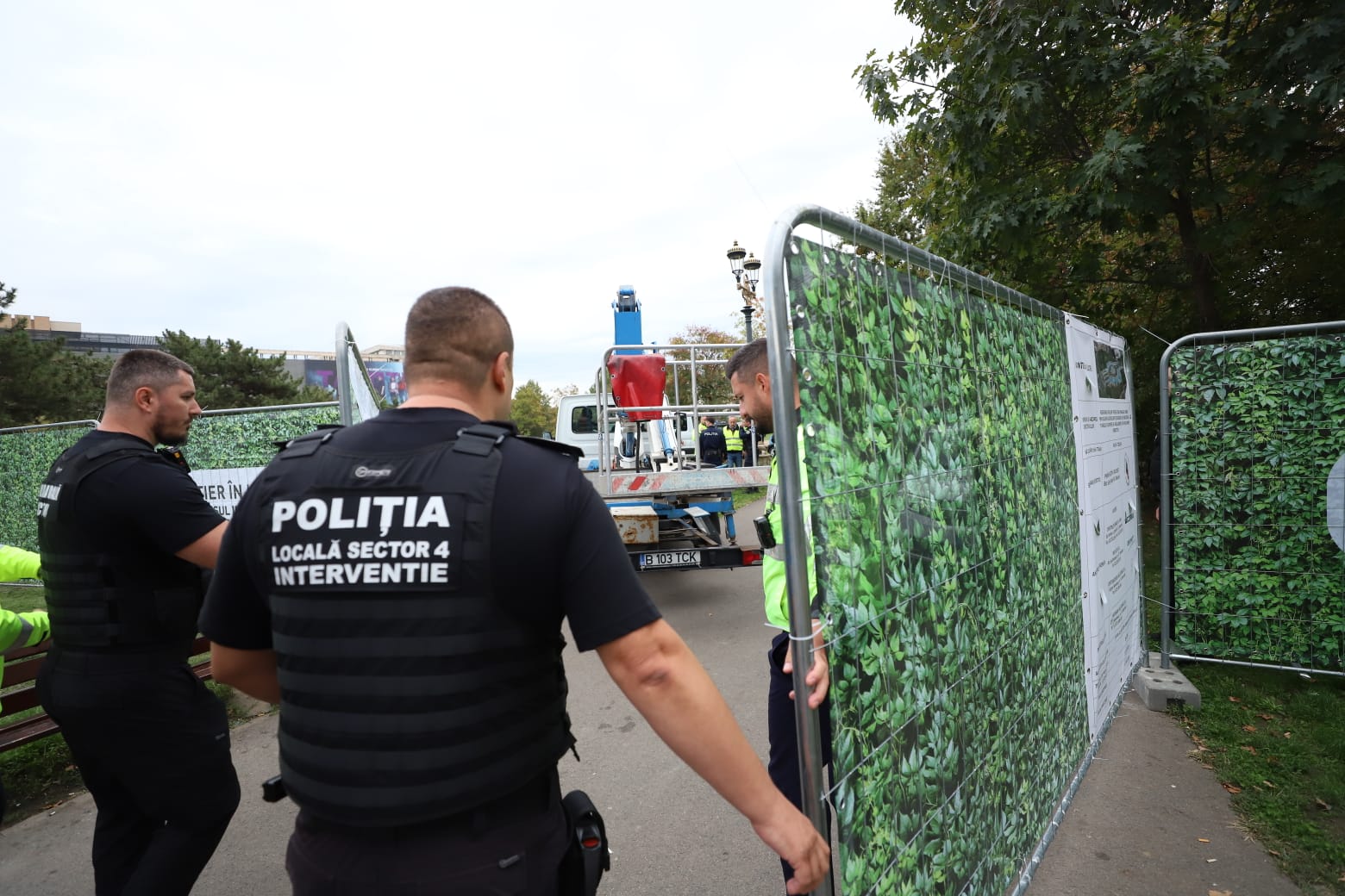 Scandal în Piața Unirii legat de lucrările la planșeu. Nicușor Dan a venit cu buldozere pentru gardurile lui Daniel Băluță. A intervenit și premierul Ciolacu