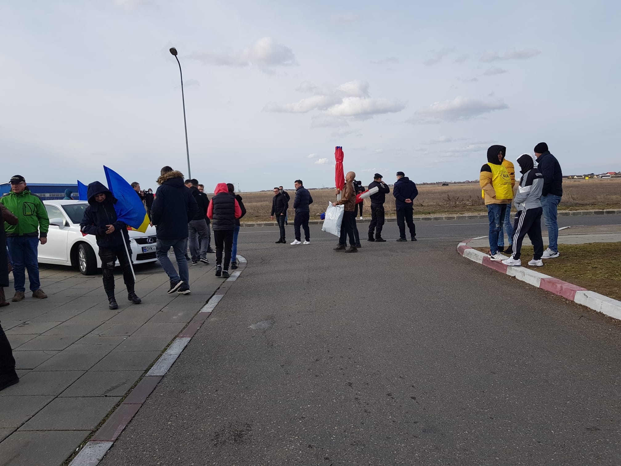 VIDEO. Incident între George Simion și un jandarm. Apoi liderul AUR aleargă după un alt bărbat. Protestarii merg spre Cotroceni