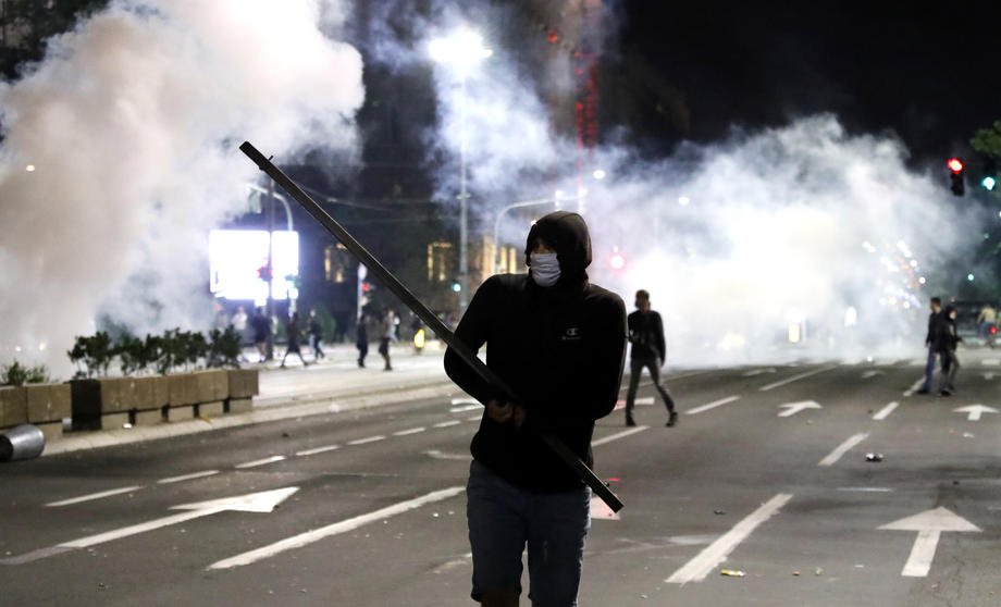 Proteste violente la Belgrad, după ce s-a decis reluarea stării de urgenţă din cauza COVID-19. Oamenii au intrat în clădirea Parlamentului