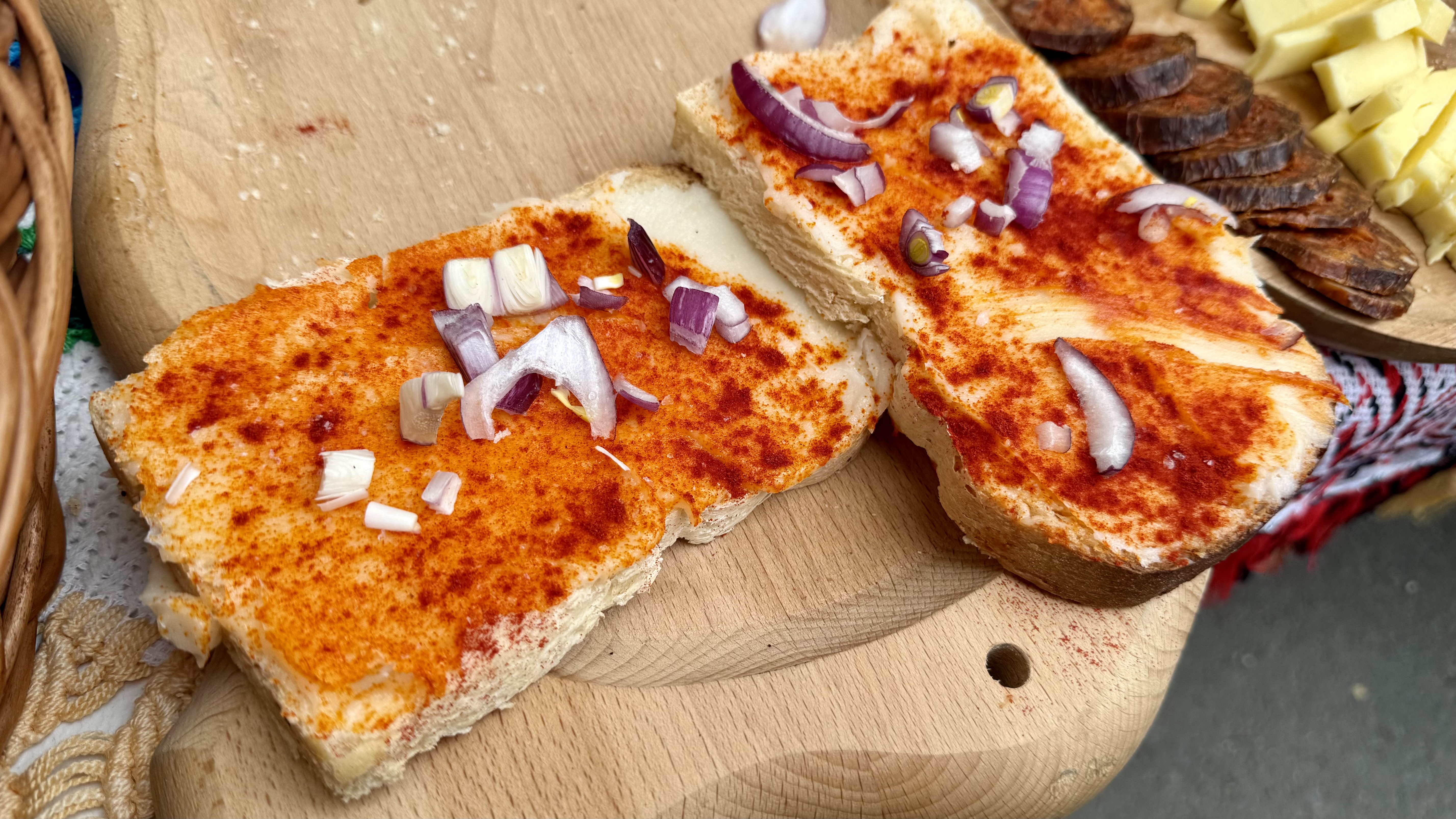 „Sigur și Gustos”, dar te ține buzunarul? Am fost la târgul de la Casa Presei unde pastrama costă 220 de lei/kg
