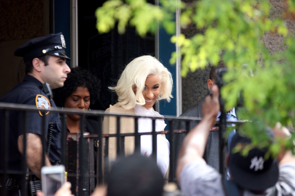 FOTO/ O cunoscută cântăreață din SUA s-a predat la poliție, după ce s-a luat la bătaie într-un club de striptease din New York