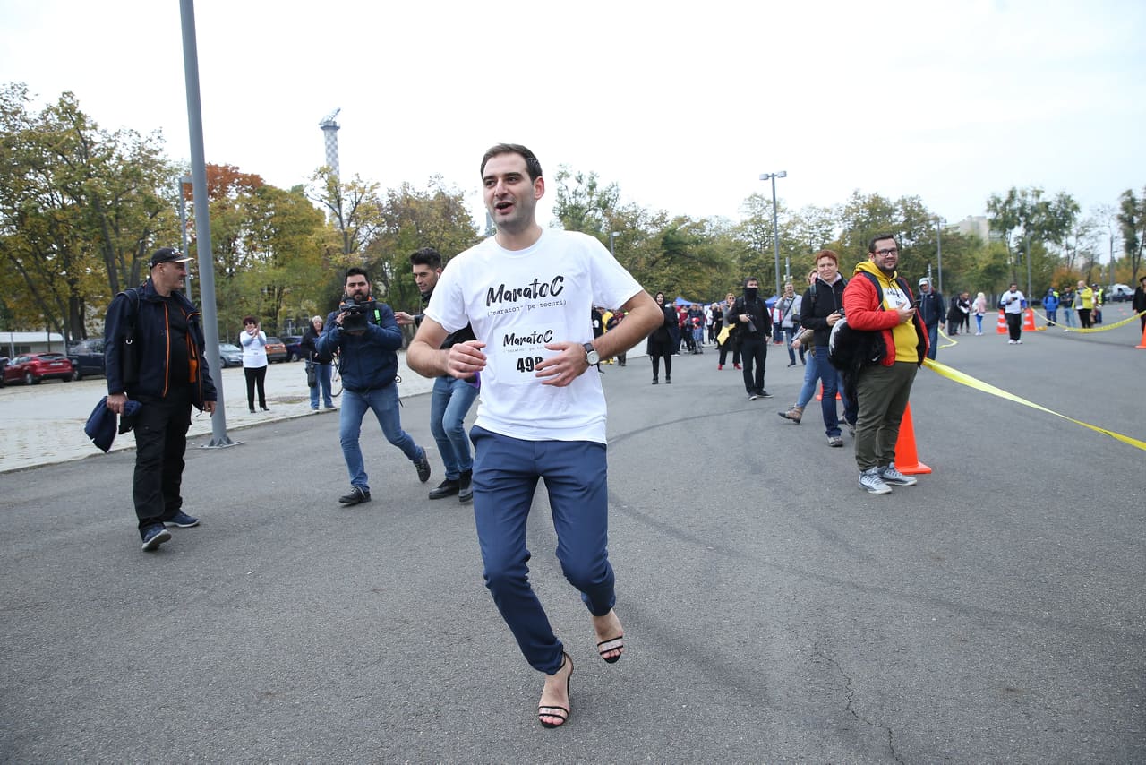 Maraton pe tocuri, în București! La "Maratoc", un eveniment caritabil organizat de actrița Monica Davidescu, au putut participa și bărbați