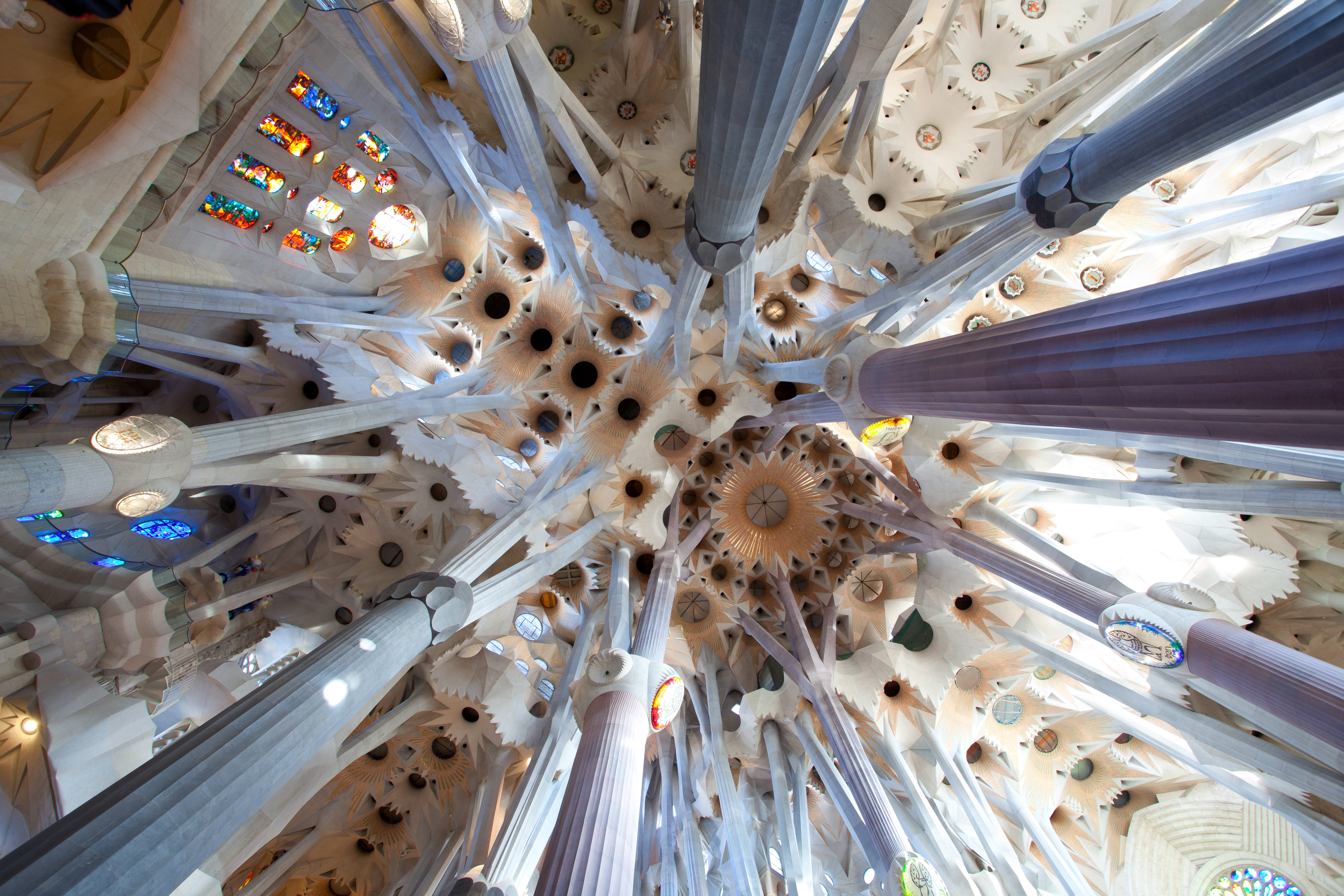 Catedrala Sagrada Familia din Barcelona - care e povestea ei. Curiozități și lucruri mai puțin știute