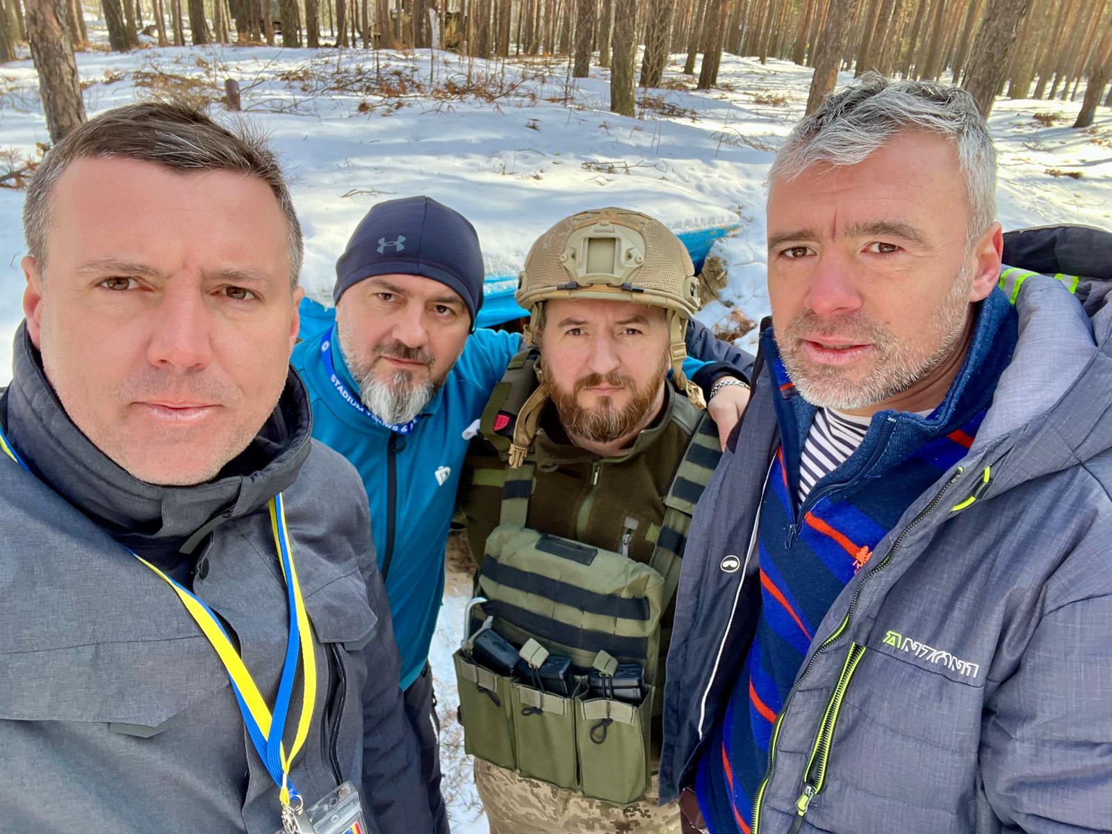 Cum se trăiește pe frontul din Ucraina. Relatările lui Alex Costache, jurnalistul TVR care a mers de 13 ori în mijlocul războiului: „Se auzeau obuzele cum vâjâiau în aer. Cădeau la 500 de metri de locul unde ne aflam”