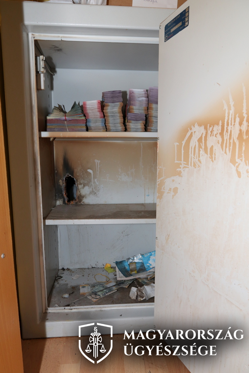 A falat megbontva fértek hozzá a szomszédos pénzváltó páncélszekrényéhez: súlyos tízmilliókat loptak el a tolvajok - videó