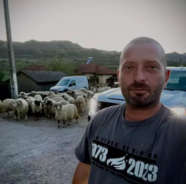 Imagini cu casa lui Cheloo din Breaza. S-a mutat la țară și nu se ferește de treburile gospodărești