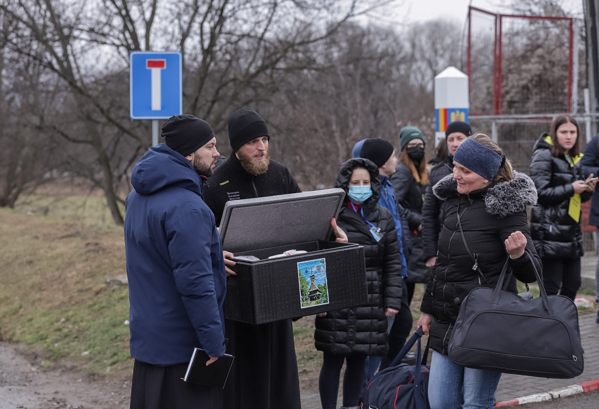 „Azi-noapte au lăsat să treacă și câțiva bărbați care aveau soțiile deja în România”. Ce se întâmplă la vama Sighetu Marmației