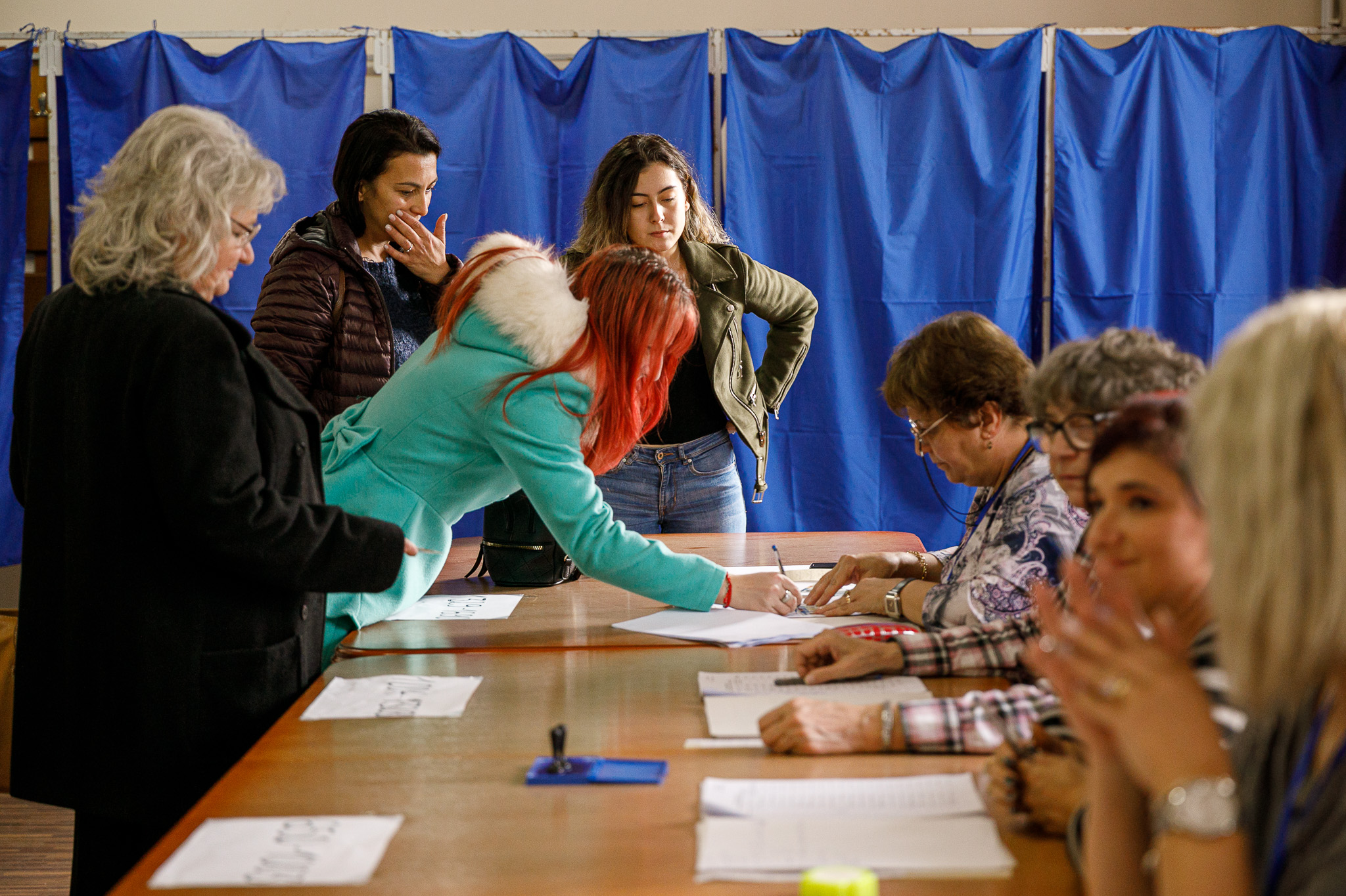 Oamenii din Lupeni au votat în cârje, supărați, fără speranță că le va fi mai bine. “Ăștia-s politicieni? Toți vor să ajungă la putere ca să își bată joc de fiecare!”