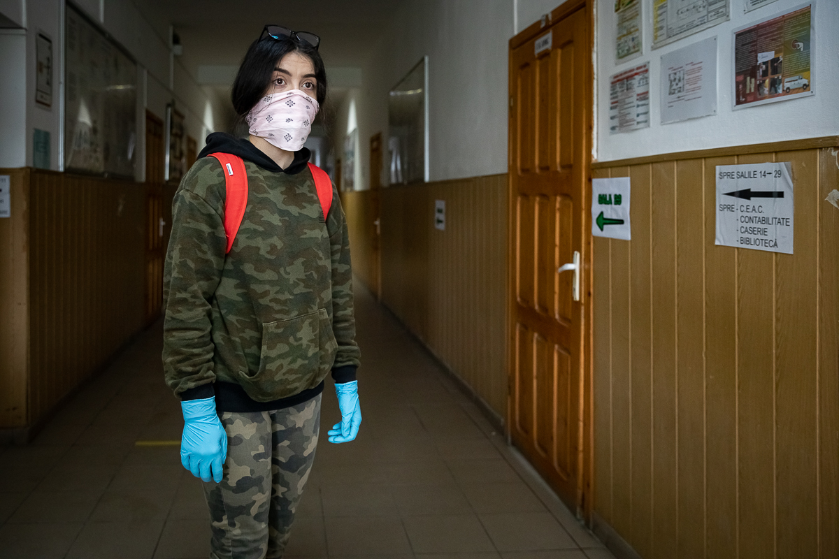 Cum a trăit o adolescentă de la sat redeschiderea școlii: “Mama muncește în Germania pentru mine și vreau să o fac mândră”