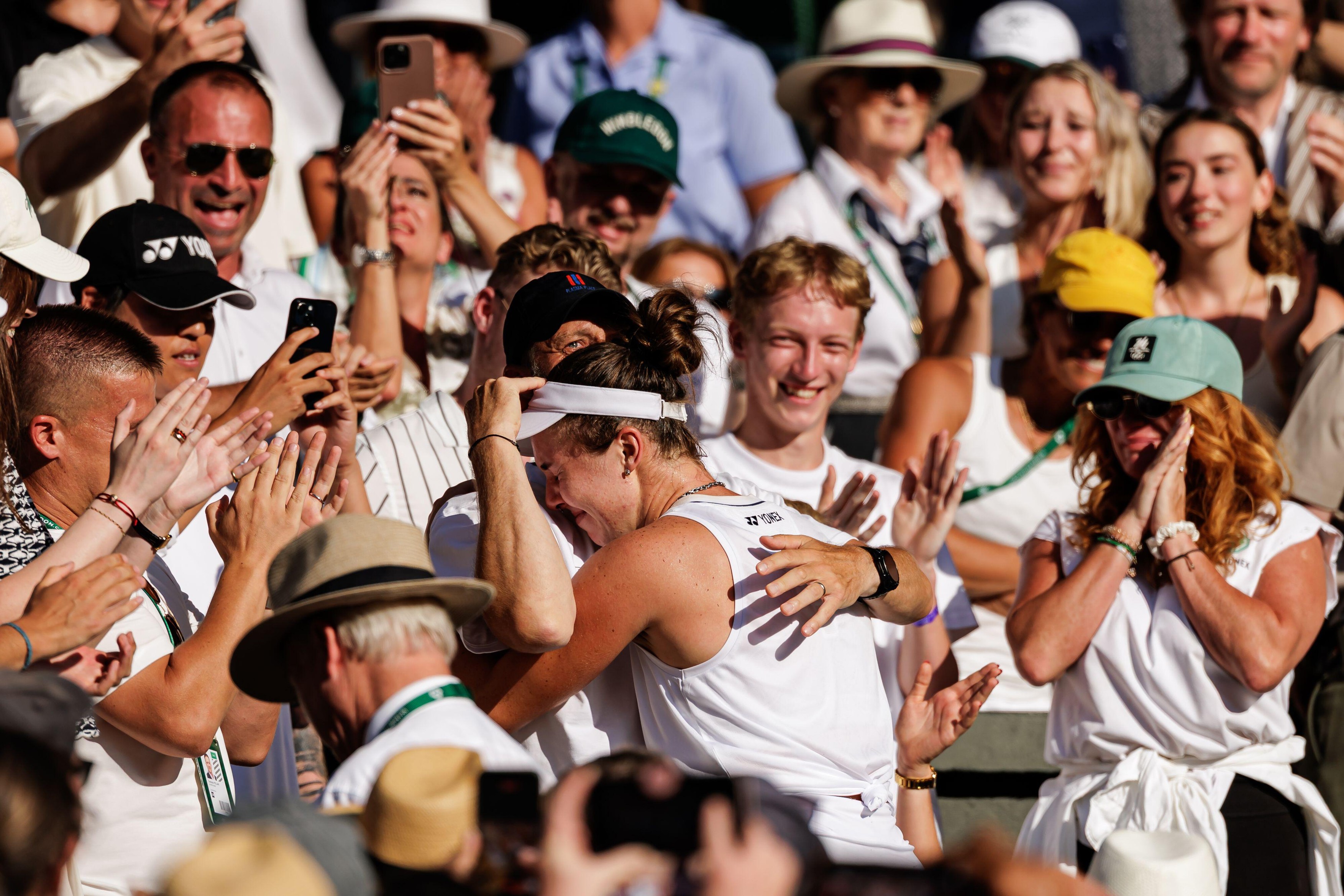 Linda Noskova este noua campioană de la Wimbledon! Titlu istoric la 21 de ani, după o finală cu Karolina Muchova