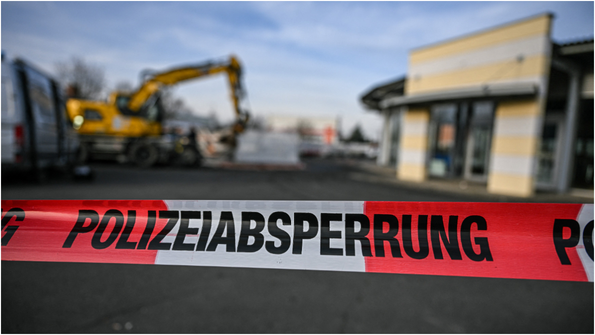 Polițiștii au ucis un bărbat care i-a atacat cu un excavator și care timp de o oră a distrus firma care-l concediase, în Germania  | VIDEO