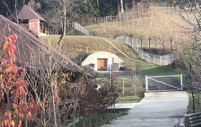 Primarul Mihai Chirica ar avea o vilă secretă. Pe domeniul din Suceava există o cramă săpată în deal, patru foișoare și chiar o biserică