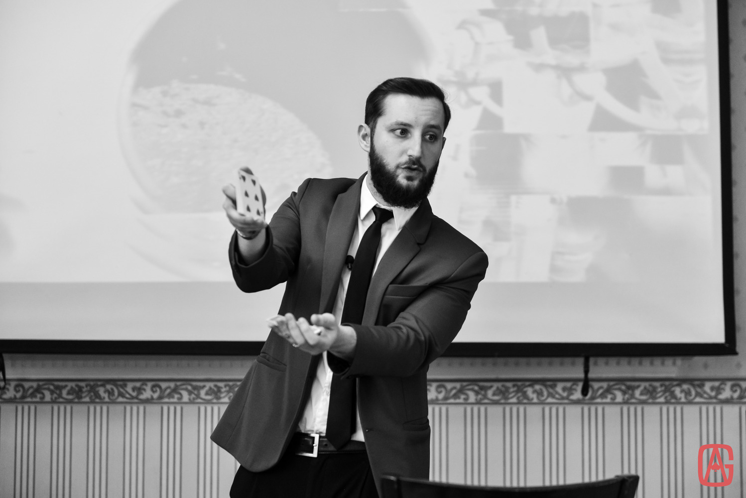 Andrei Gîrjob, tânărul care trăiește din magie și face un spectacol unic în România: „Se încheie cu tentativa de a depăși unul dintre recordurile lui David Copperfield”