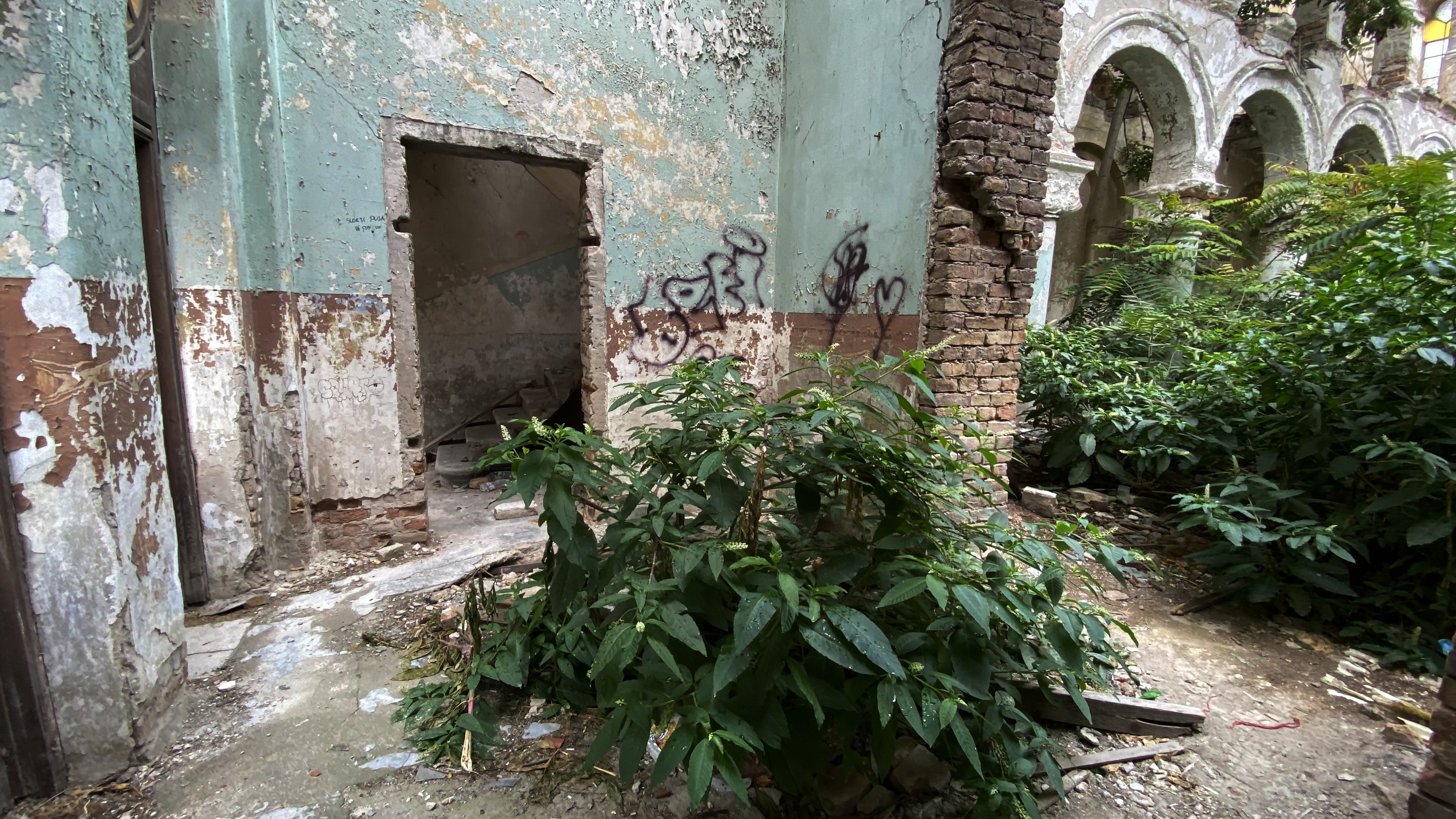 Sinagoga din Constanța, ruina de la malul mării. Clădirea comunității evreiești e în pericol de prăbușire, dar urmează să fie readusă la viață cu două milioane de euro