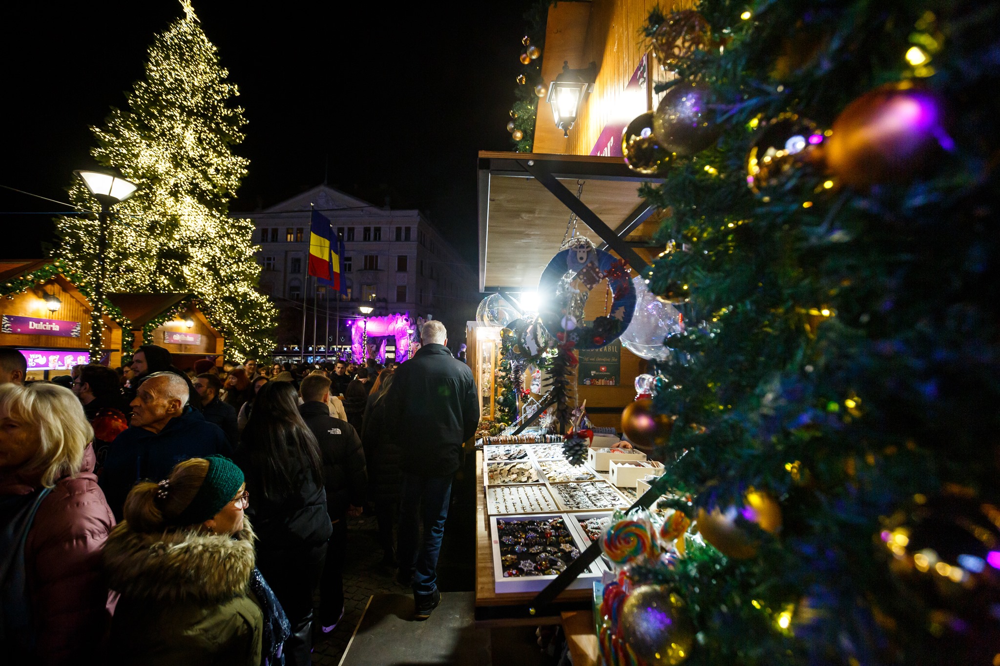 FOTO. „Planeta Crăciun”, târgul de Sărbători de la Cluj și-a deschis porțile. Ce se poate cumpăra de la căsuțele amplasate în centrul orașului 