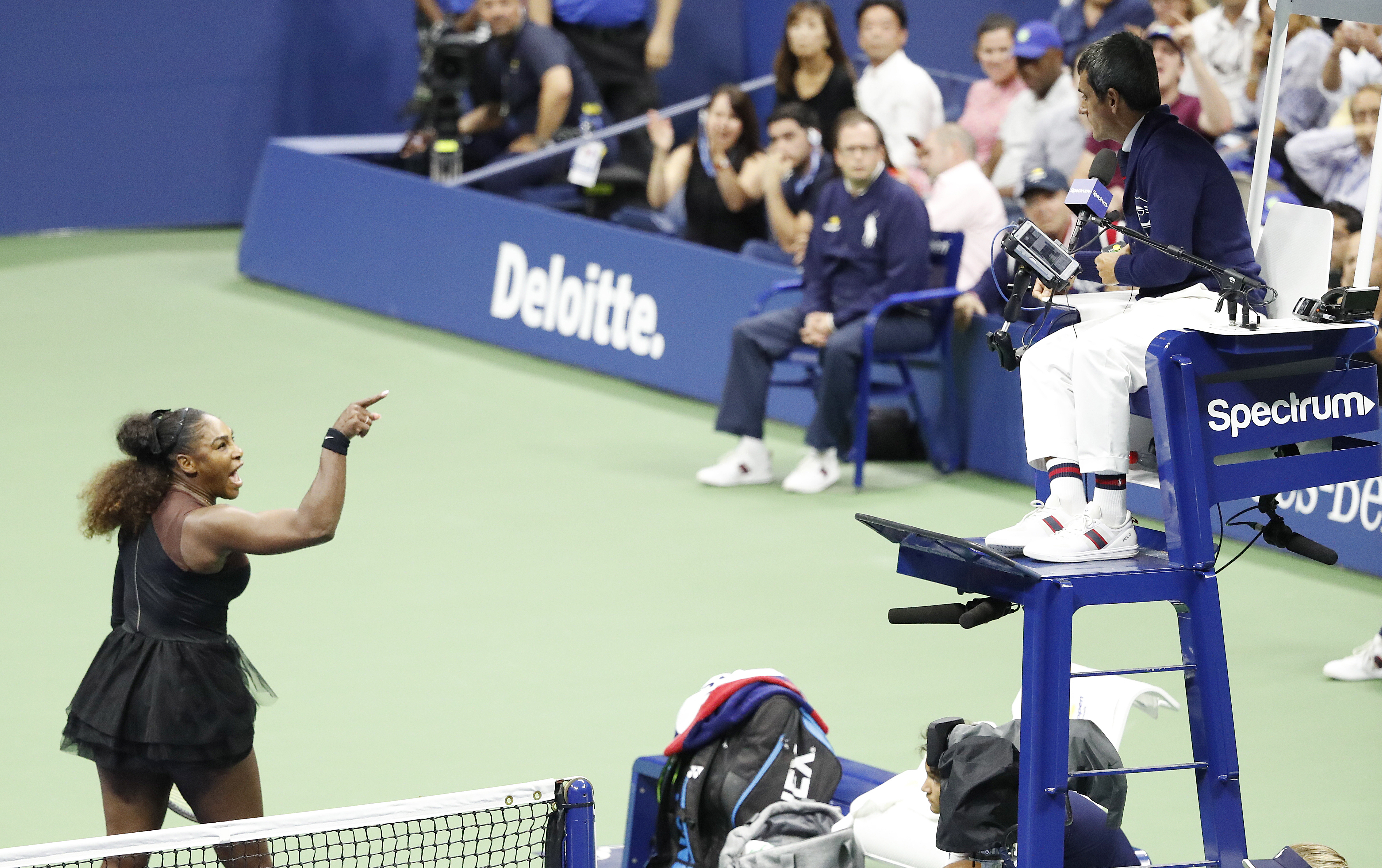 Serena Williams și-a ieșit din minți, în finala de la US Open. Arbitrul Carlos Ramos a supărat-o, iar Naomi Osaka i-a suflat titlul / VIDEO