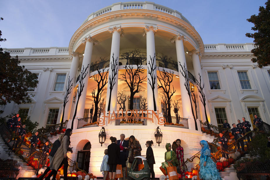 Casa Albă, decorată pentru Halloween. Gestul făcut de Trump când a văzut un copil îmbrăcat în costum de minion