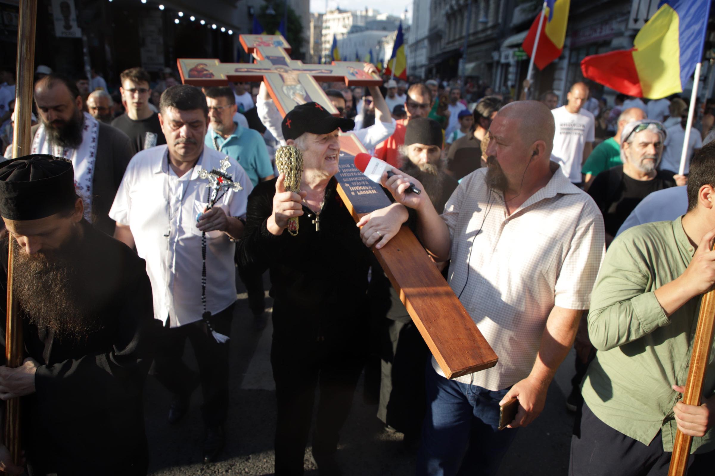 Gigi Becali a condus un miting anti-LGBT în București: „Dracii lasă duhuri rele”. ACCEPT: „Grupări agresive care instigă la ură”