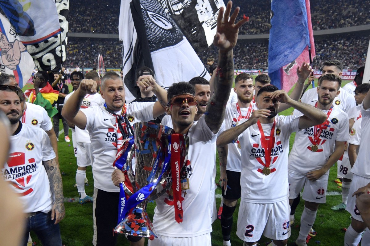 FCSB a primit trofeul de campioană a României în fața a peste 54.000 de spectatori, după ce a pierdut cu CFR Cluj
