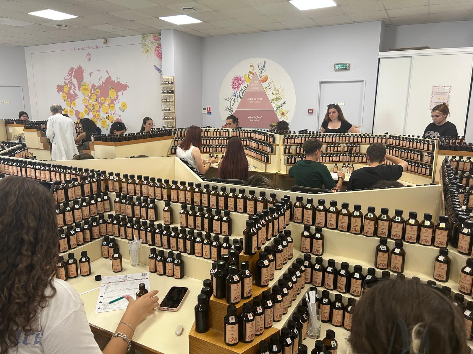 Românca Anesia Dican, între cei 200 de parfumieri ai lumii. Lucrează la Galimard, cea mai veche casă din Grasse, capitala mondială a miresmelor: „Are 1.000 de mirosuri. Nu alcool, nu tutun, nu condimente! Din 200, 40 sunt în Franța, 38 aici”. Ce parfumuri recomandă