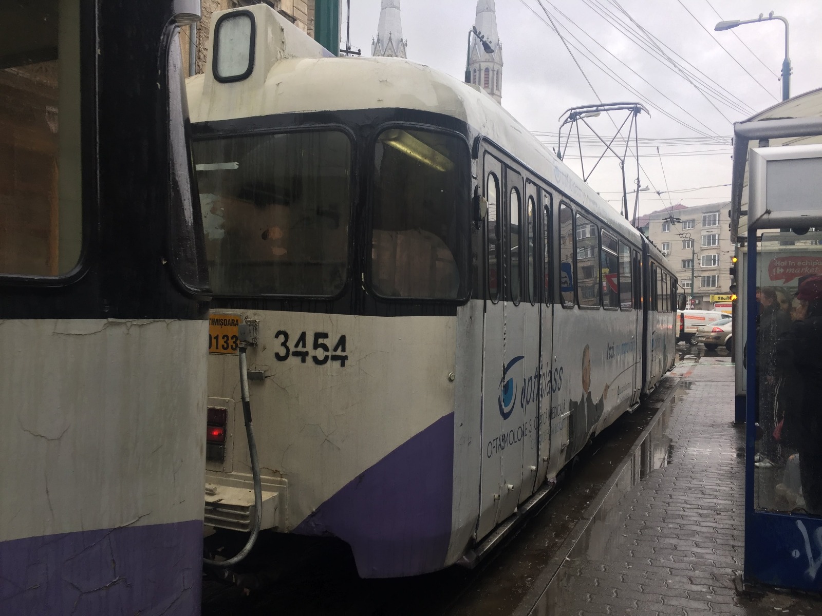 Plouă în tramvaie la Timișoara. Garniturile scorojite circulă pe șine, iar cele noi stau în depou/FOTO