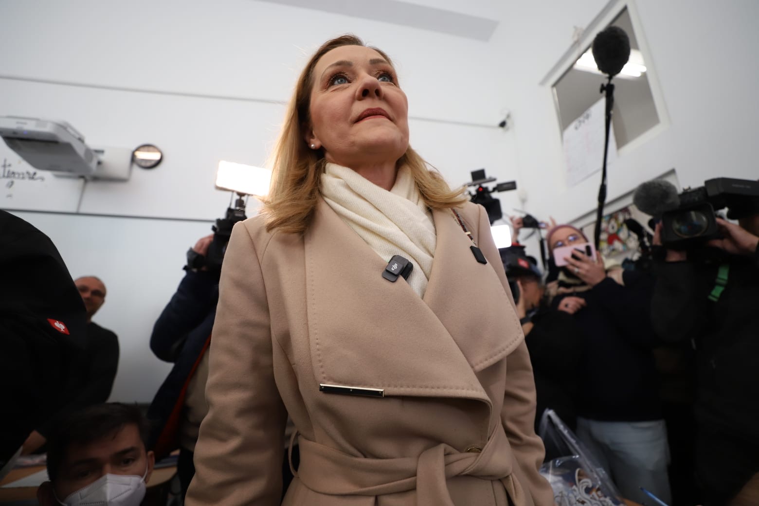 Cât costă paltonul purtat de Elena Lasconi în ziua alegerilor prezidențiale din 24 noiembrie. Ce a adus la secția de votare: „Fără blat”