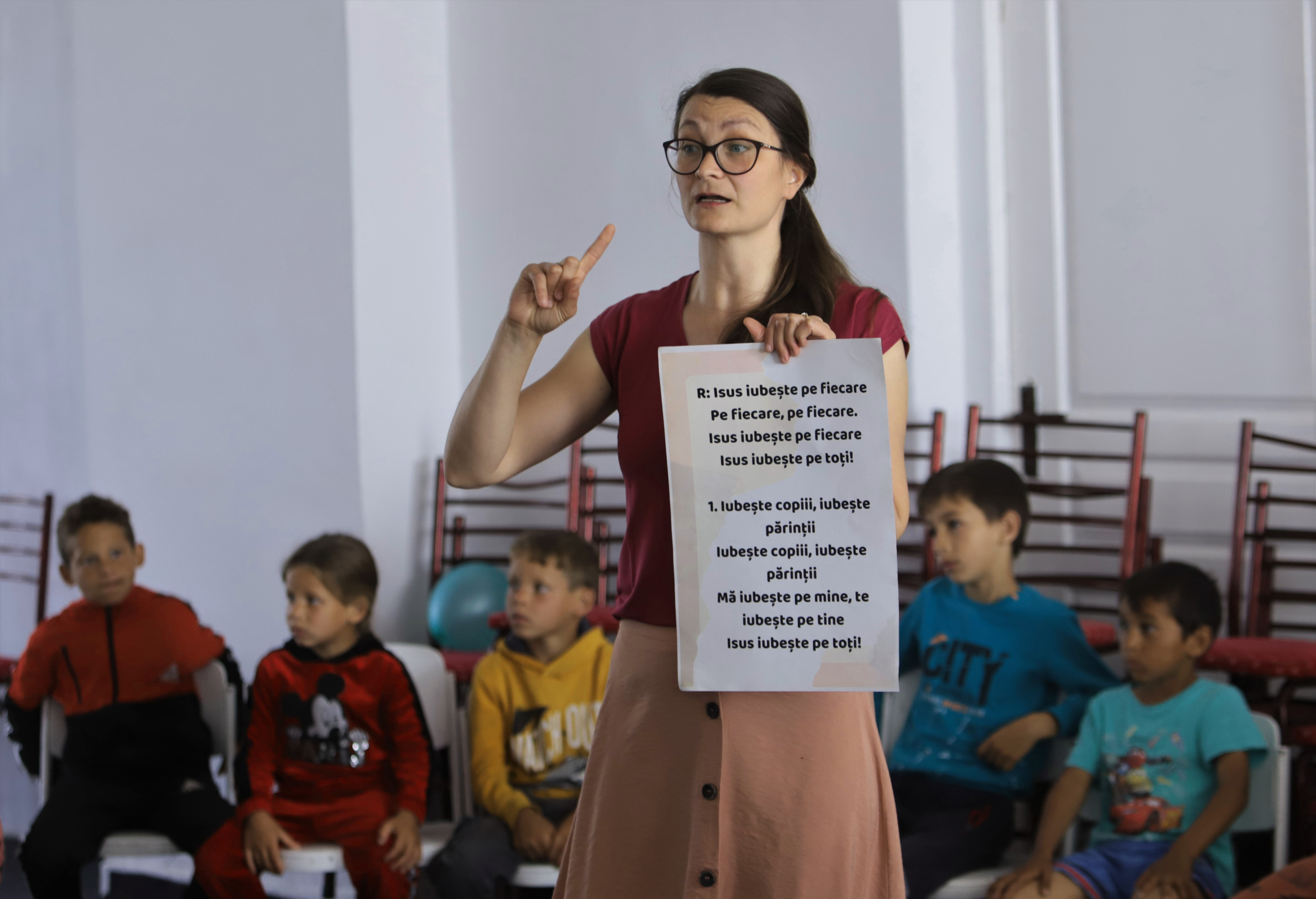 REPORTAJ. Un polițist din Mureș a pus mâna pe chitară, ca să le arate copiilor drumul cel bun: „Planul e să învețe o limbă străină, să cânte la un instrument, să scrie”