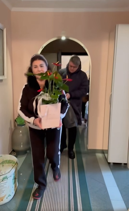 Imagini din casa Irinei Loghin. Fuego a vizitat-o pe artistă în locuința ei din nordul Bucureștiului, de ziua ei de naștere