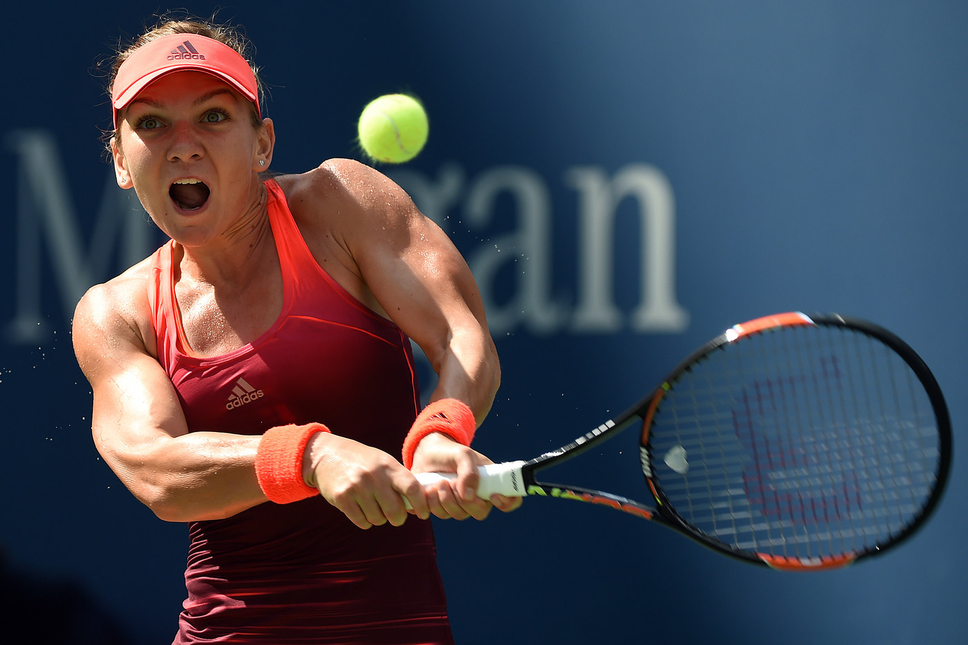 Superperformanţă realizată de Simona Halep, care a învins-o pe Victoria Azarenka, în trei seturi, şi s-a calificat în semifinalele de la US Open. Românca a condus ostilităţile în primul set, l-a cedat pe cel secund, dar a fost formidabilă în decisiv. Meciul a fost întrerupt o oră în ultimul act din cauza ploii. Simona a egalat performanţa Irinei Spârlea din 1997 / LIVE BLOG & SUPERGALERIE FOTO
