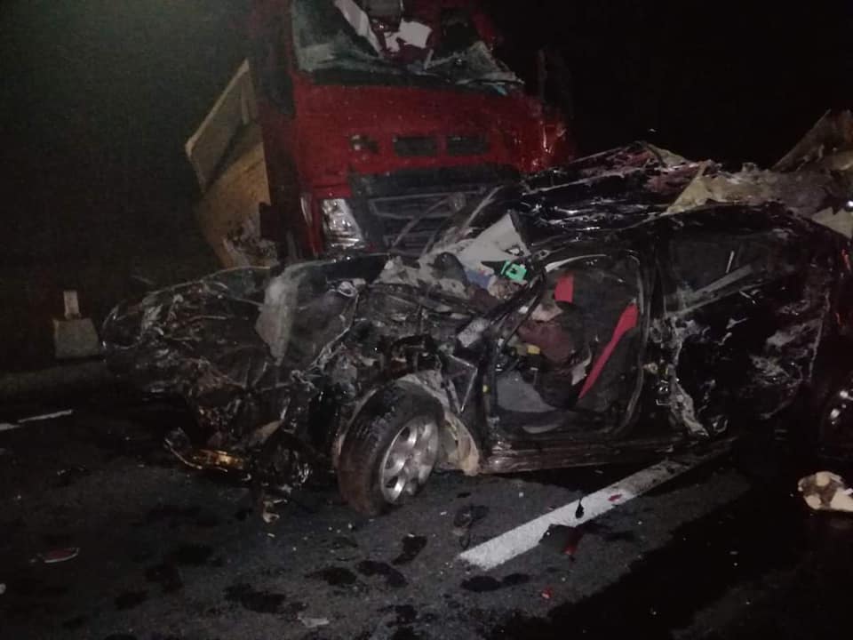 Filmul accidentului cu patru morți de la Cornea. Fiul de 14 ani al șoferului vinovat a fost scos după 2 ore de sub camion