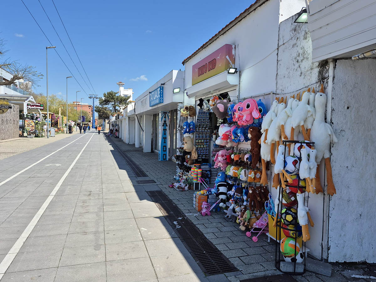 Minivacanța de 1 Mai a început timid în stațiunea Mamaia: puțini turiști, telegondole goale și vânt puternic pe litoral 