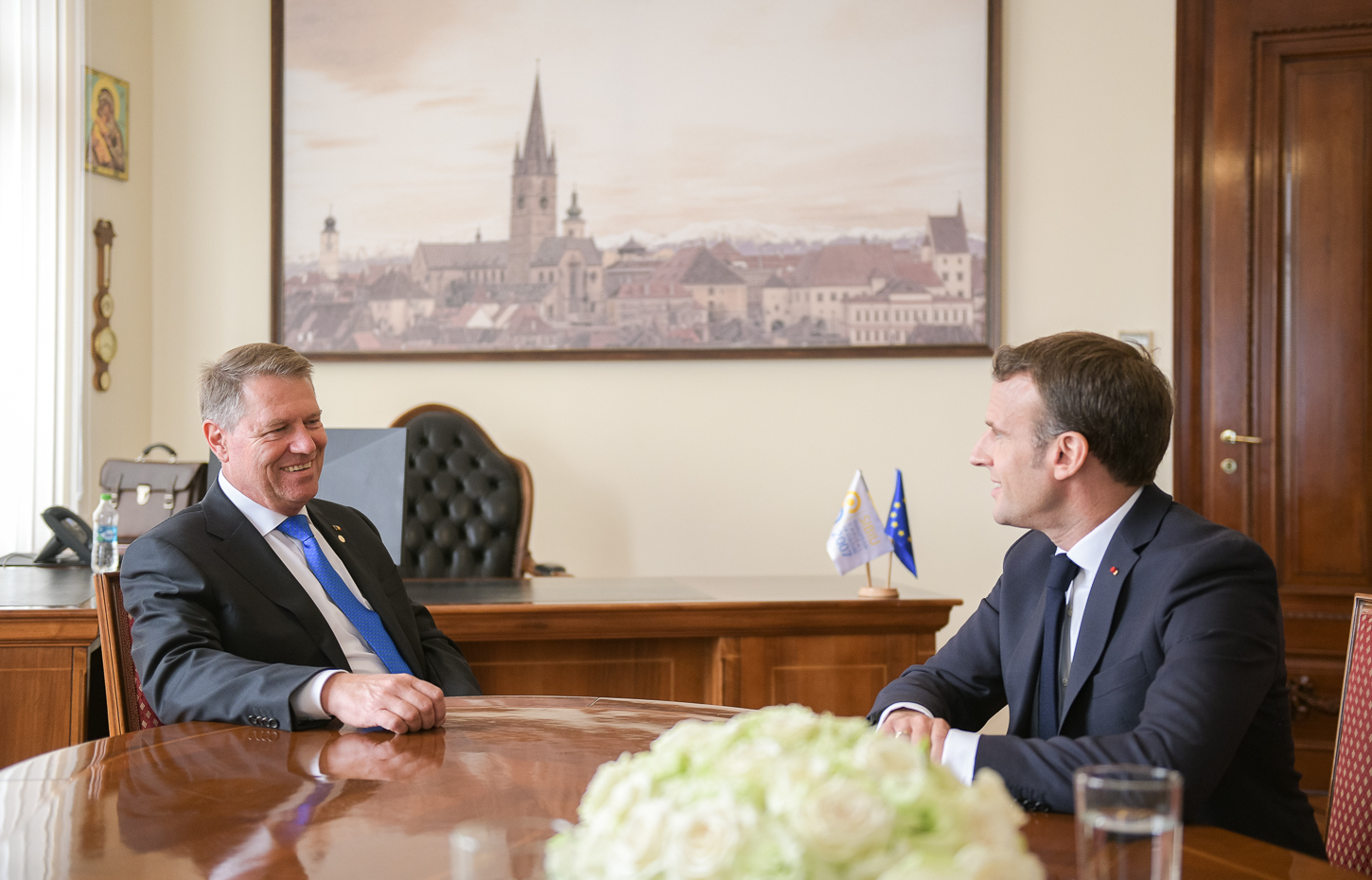 VIDEO | Emmanuel Macron și Klaus Iohannis au avut o întâlnire bilaterală la Sibiu, în fostul birou de primar al președintelui român