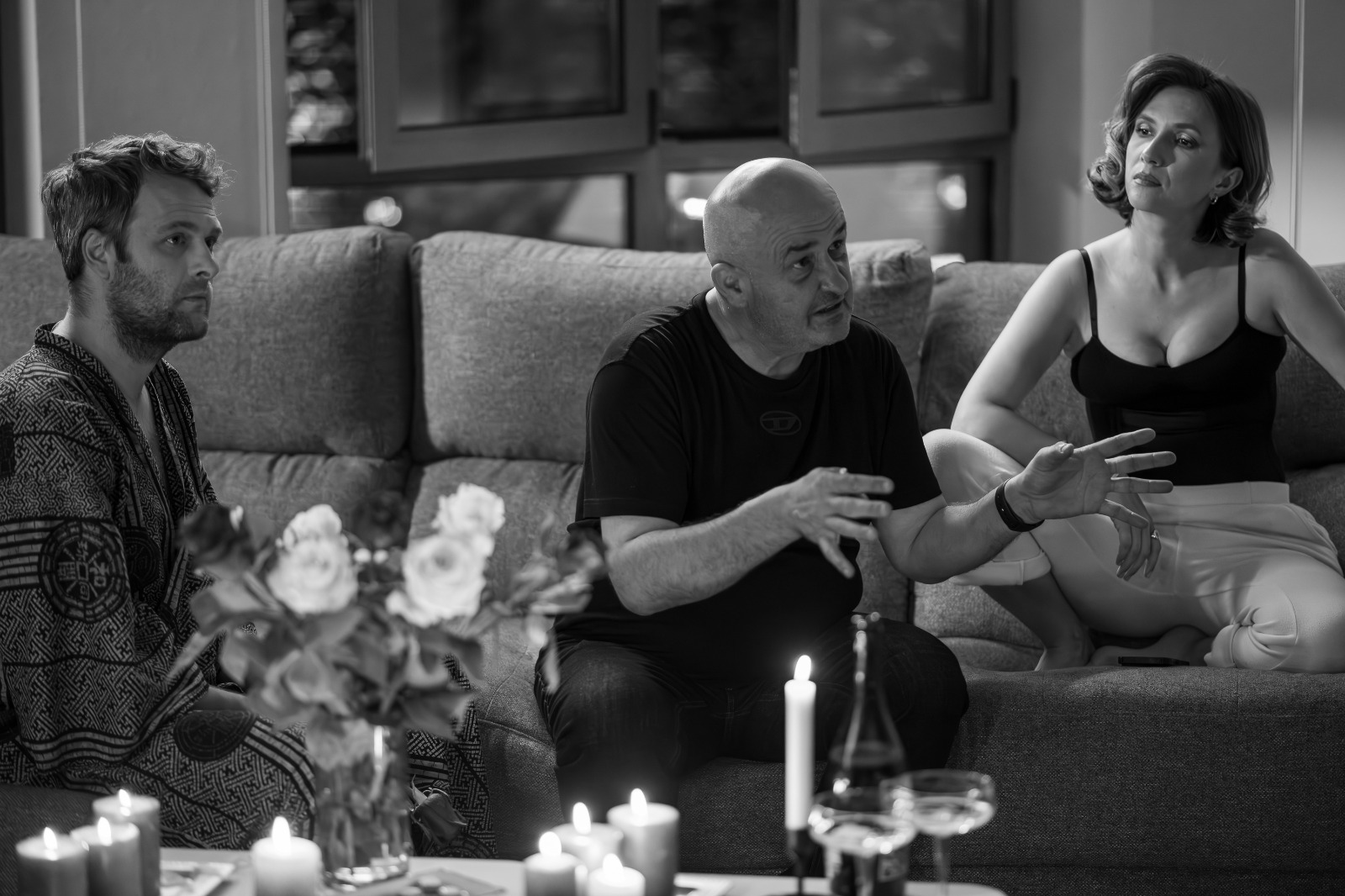 Adela Popescu îl bate pe Radu Vâlcan, soțul ei, în filmul „Retreat Vama Veche”. Imagini neașteptate din pelicula care va apărea în octombrie