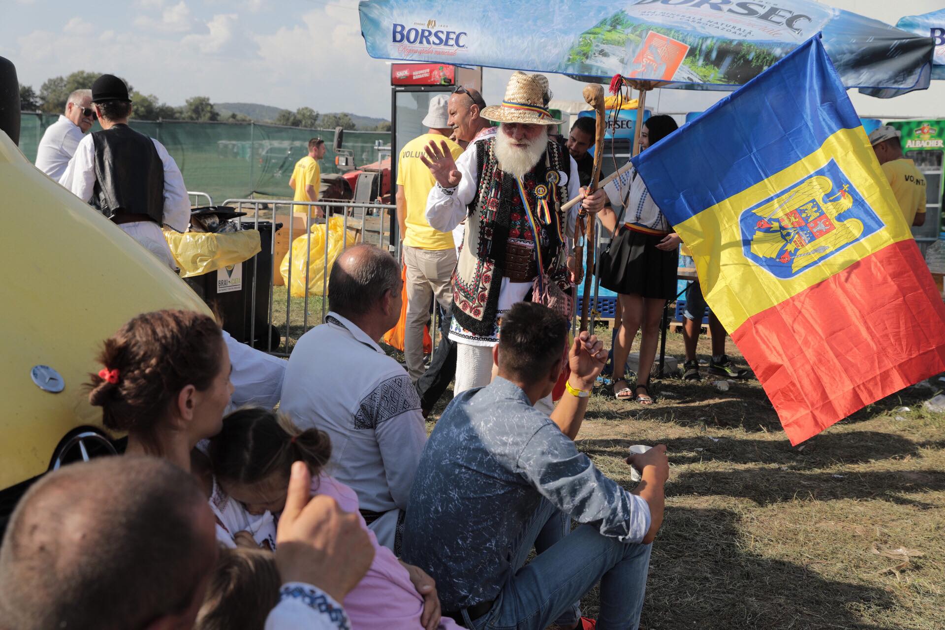 FOTO. Nunta lui George Simion, văzută de la fața locului. Câteva sute de oameni au rezistat în fața scenei, petrecerea a continuat până la 7 dimineața