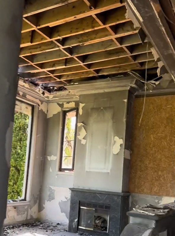 Imagini din interiorul vilei din Izvorani a lui Irinel Columbeanu. Imobilul a ars complet, dar pozele cu fiica lui nu au fost atinse de flăcări
