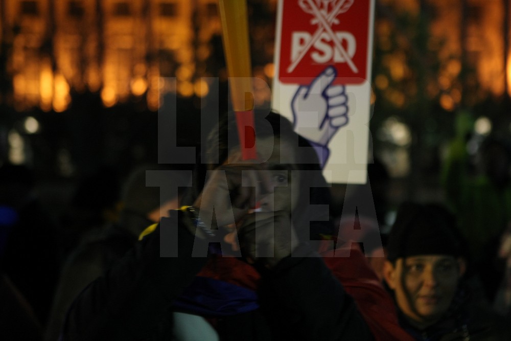 UPDATE. Protest, miercuri seara, în Piața Victoriei. ”Uniți toți, scăpăm țara de hoți!”. Hora frăției, în fața Guvernului / GALERIE FOTO
