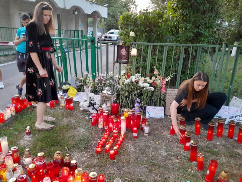 Nou protest cu sute de oameni în faţa maternităţii din Botoșani, după moartea Alexandrei. „Cei vinovați să nu mai profeseze”