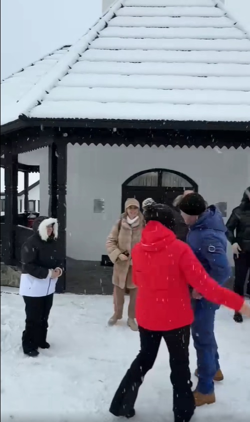 Cât costă o noapte de cazare la hotelul de cinci stele din Transilvania unde au petrecut Andra și Cătălin Măruță Crăciunul. Copiii i-au însoțit