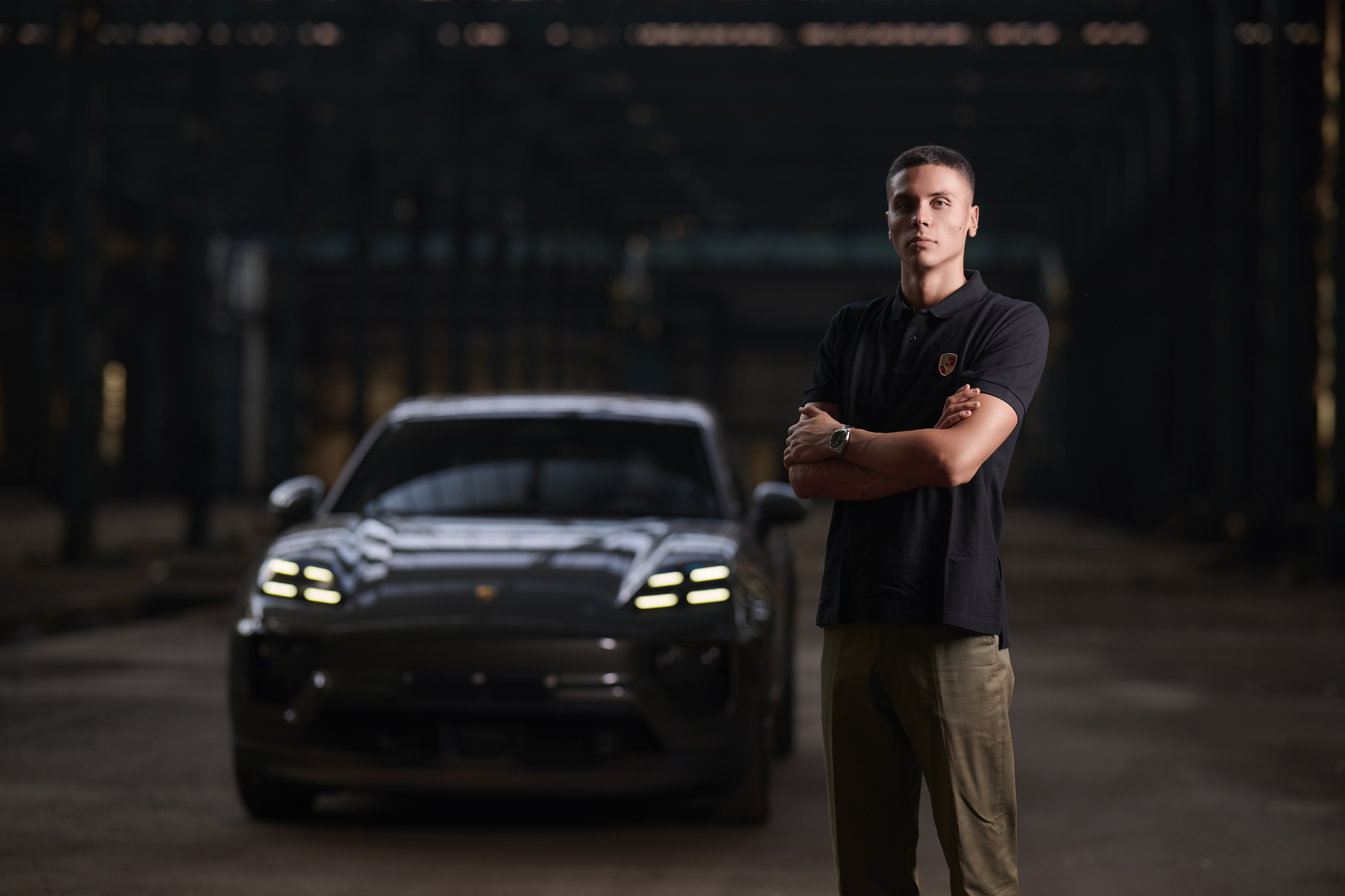 David Popovici a semnat un nou parteneriat: ședință foto specială pe străzile din București cu un Porsche Macan Electric