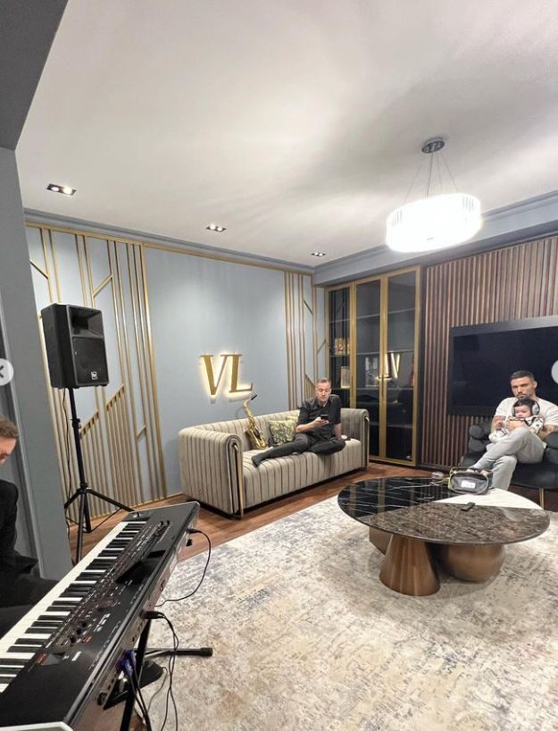 Imagini cu casa în care locuiește Vlăduța Lupău. Mobila a fost făcută la comandă și s-au folosit materiale de lux