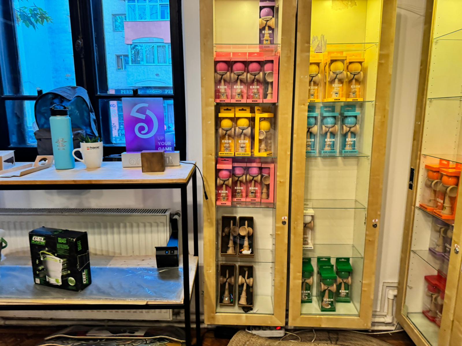 Cozi la magazinele din București în care se vinde Kendama. Modelele Sweets și Krom Pop, cele mai căutate. Influencerul Bisoi le promovează