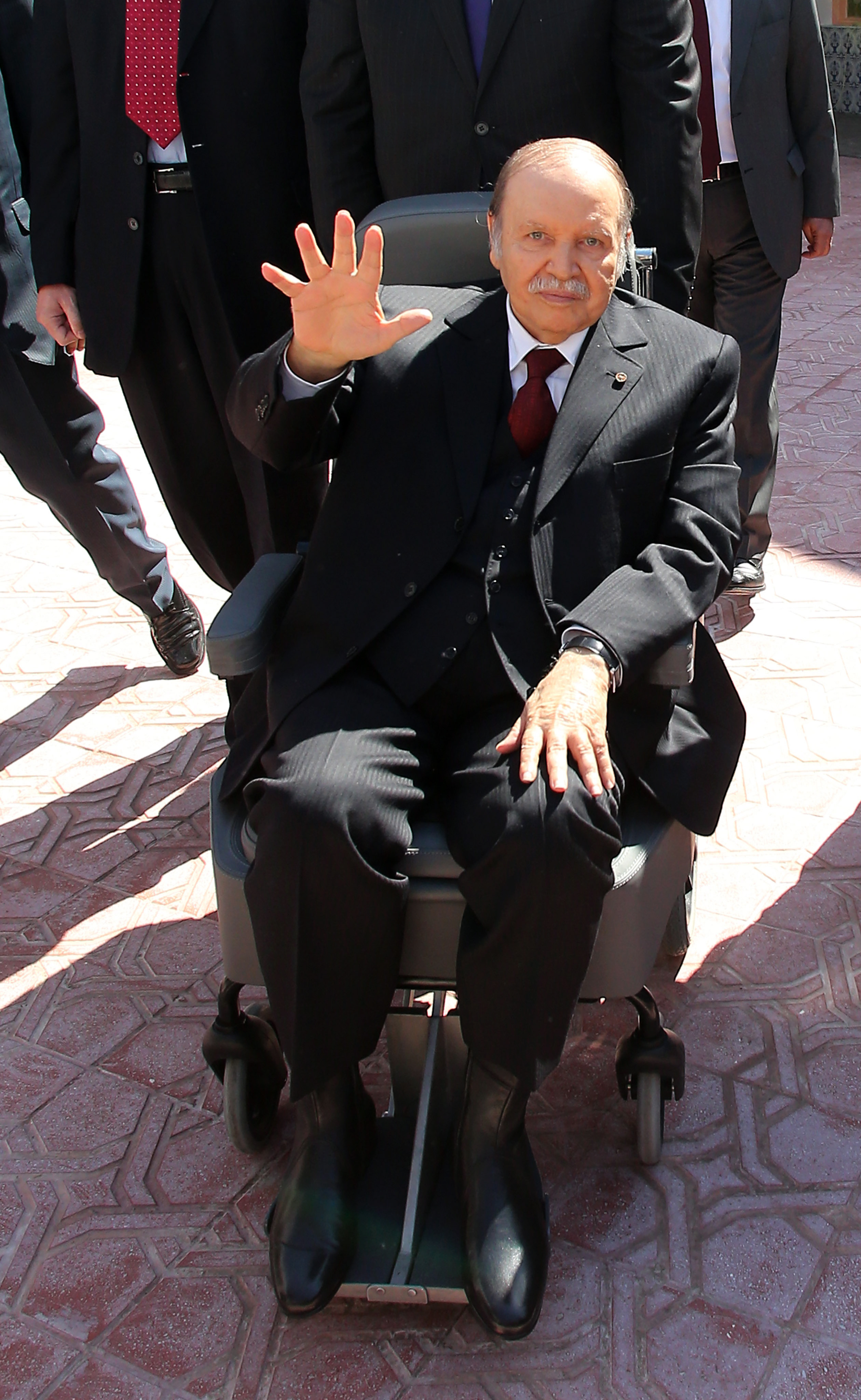 Mii de algerieni au sărbătorit în stradă demisia președintelui Abdelaziz Bouteflika (FOTO)