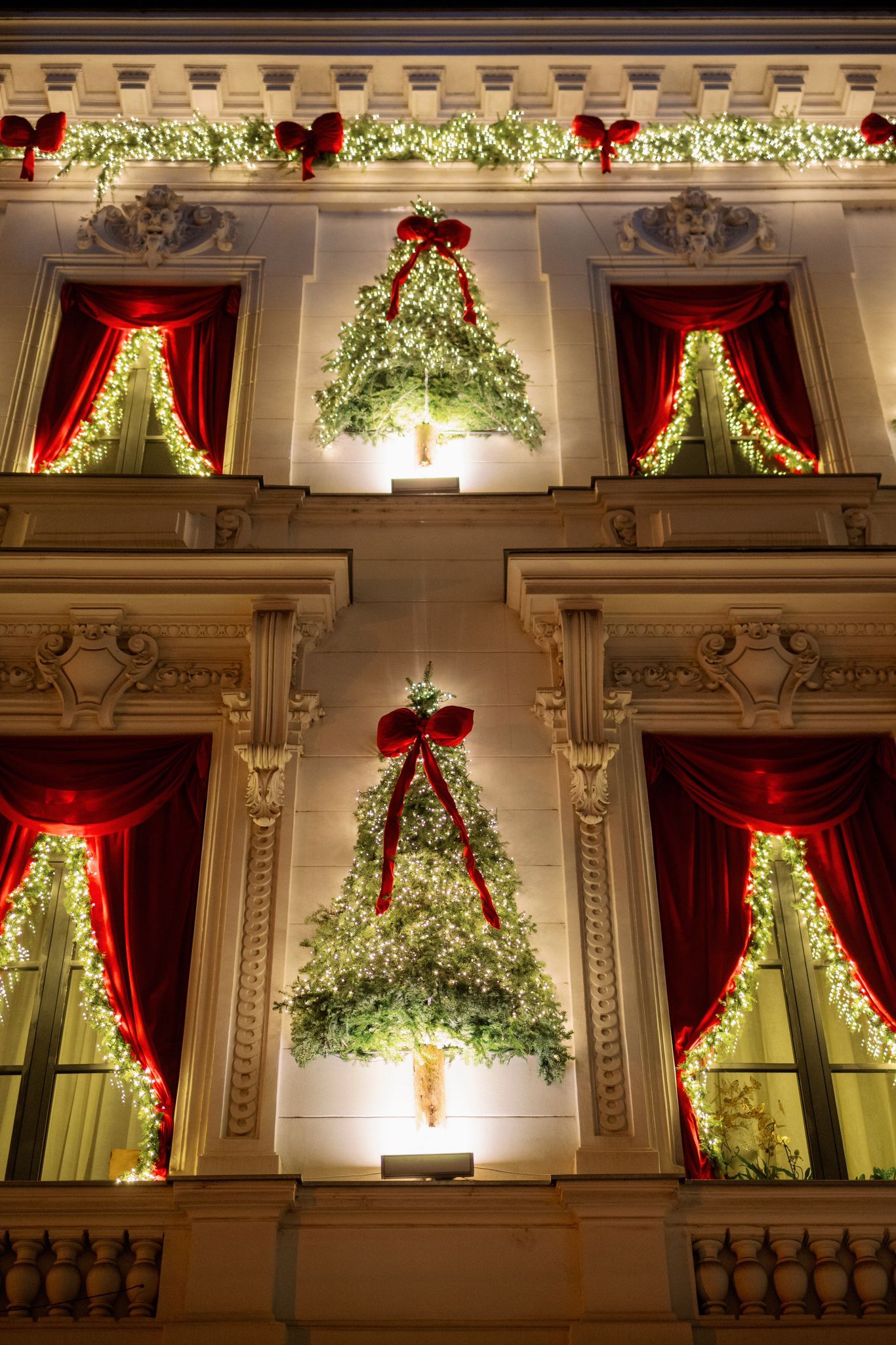Imagini cu „Atelierul lui Moș Crăciun” din București. Cum arată „The Christmas House”, una dintre cele mai decorate clădiri din oraș