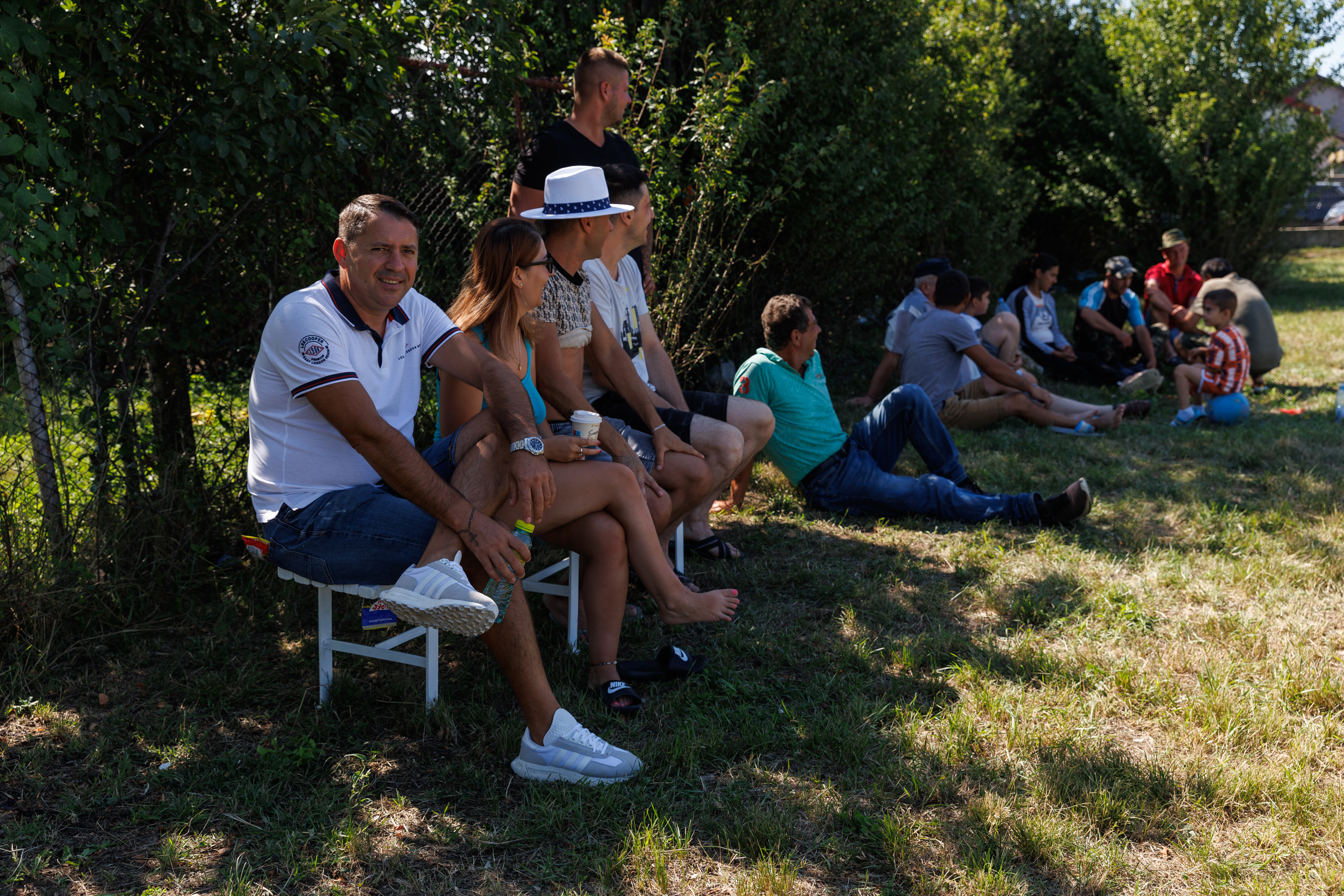 REPORTAJ. Cum se distrează oamenii dintr-o comună din Vrancea, atunci când nu apar OZN-uri pe cer