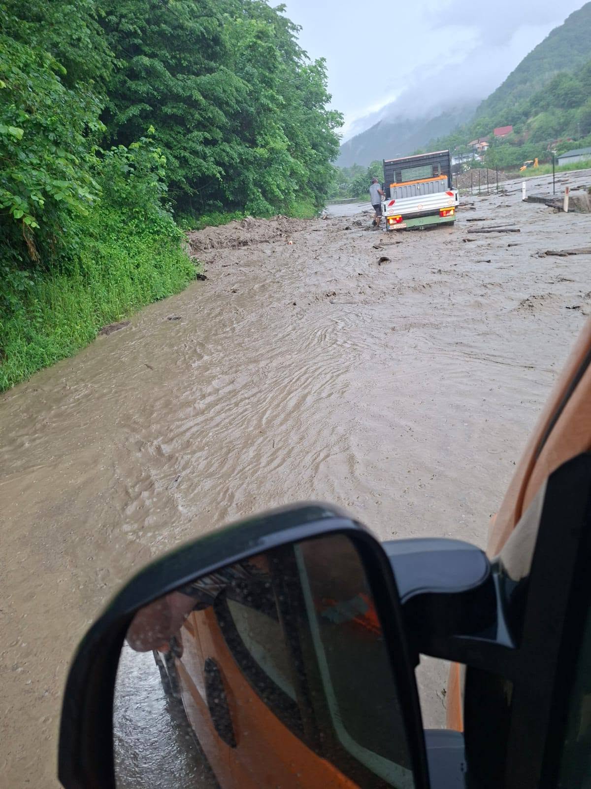 Ploi, vijelii devastatoare și inundații în țară: vremea extremă a măturat România