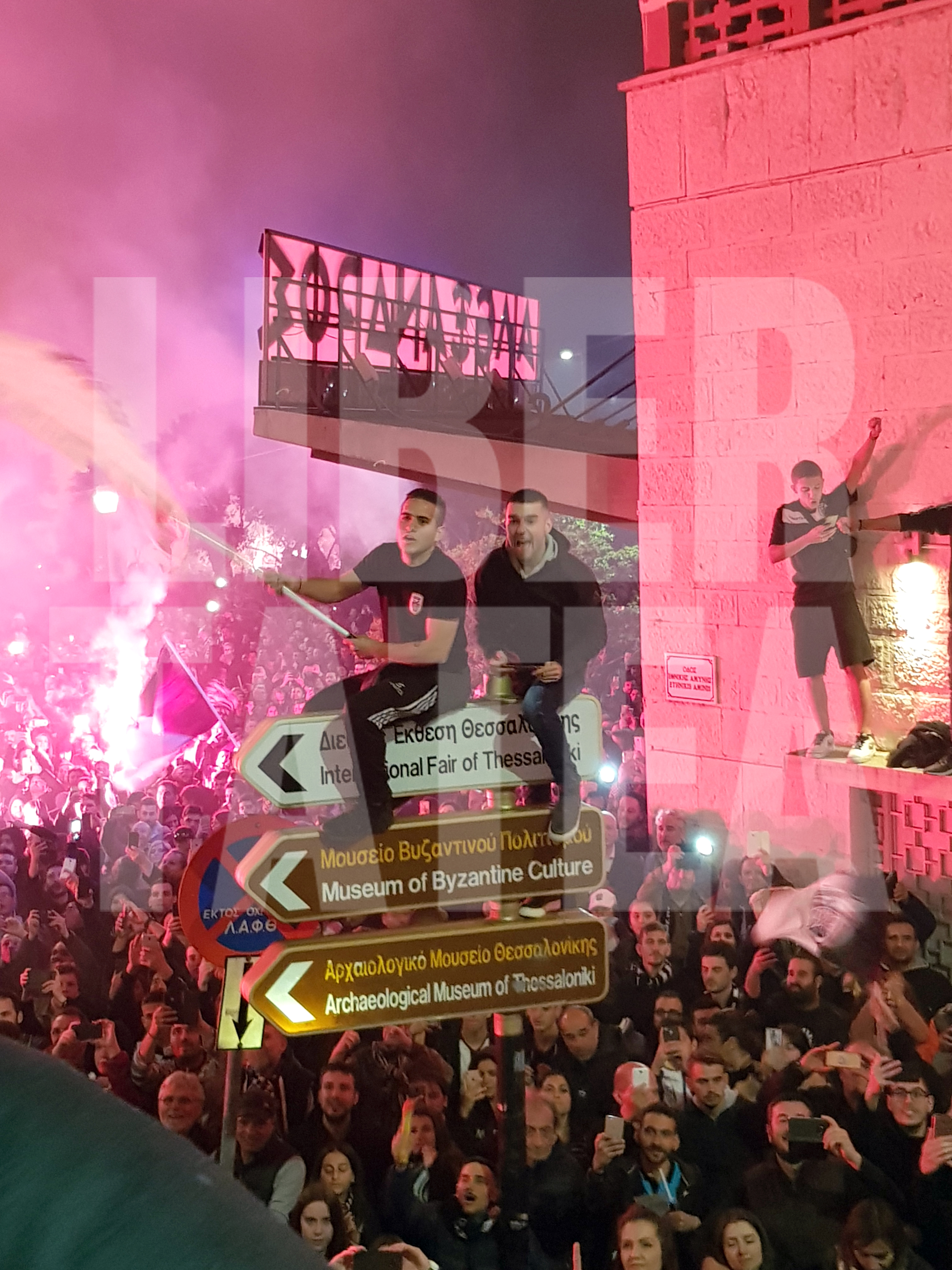 VIDEO/ Răzvan Lucescu a rescris legendele Olimpului! S-a prins în hora bucuriei cu suporterii după ce PAOK a câștigat primul titlu după 34 de ani!