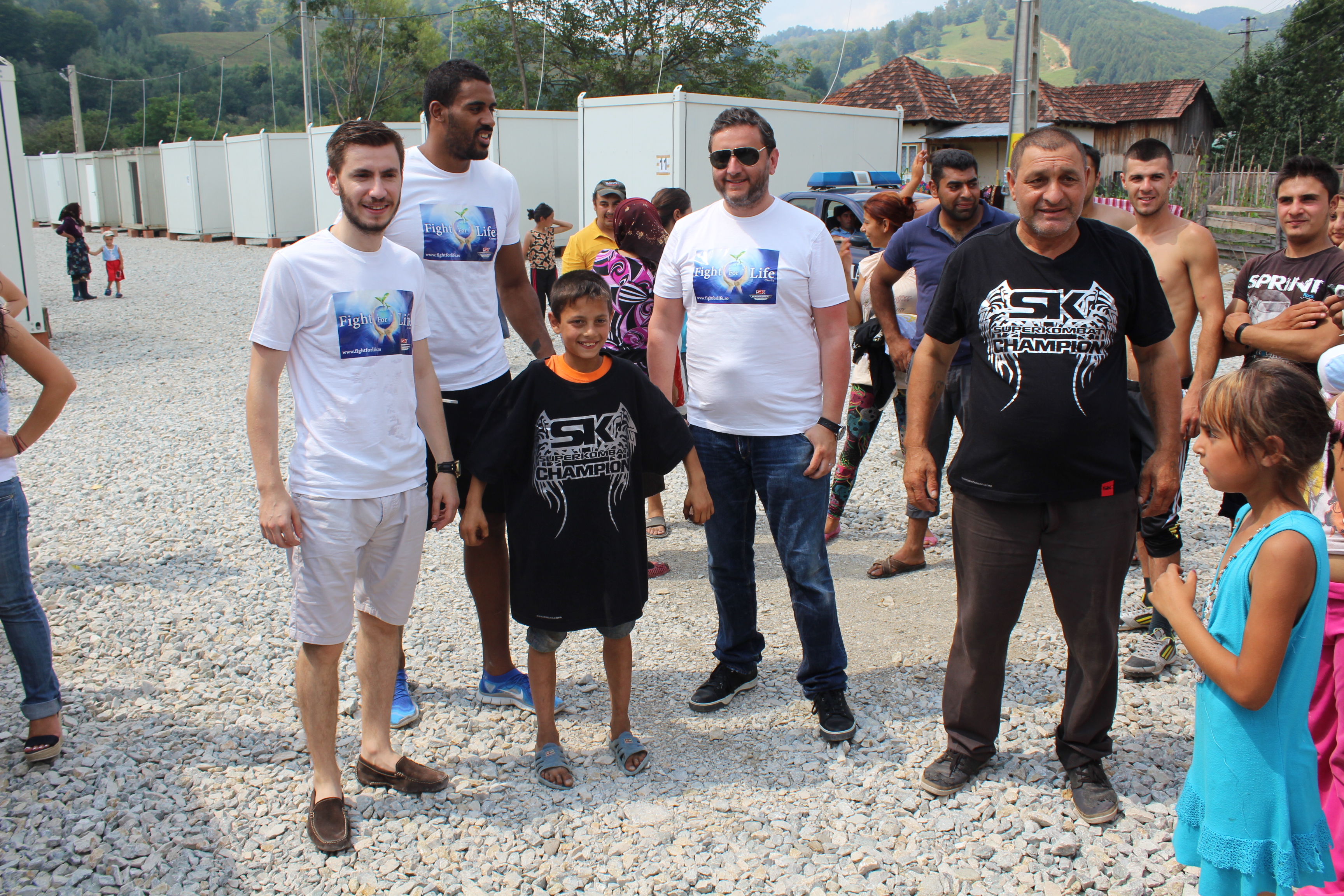 Luptătorii Superkombat au împărţit materiale de construcţii şi ajutoare sinistraţilor din Vaideeni